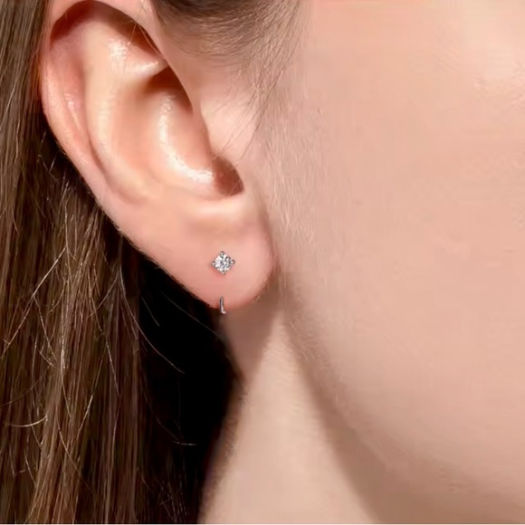 New 18k White Gold-Plated Sterling Silver 0.3ct Moissanite Hoop Earrings - Picture 5 of 7